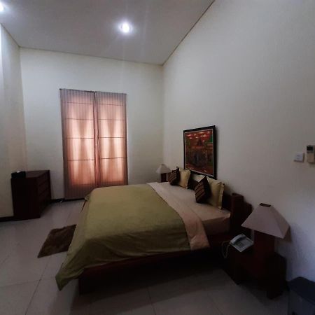 Alloro Guesthouse Pacitan Eksteriør billede