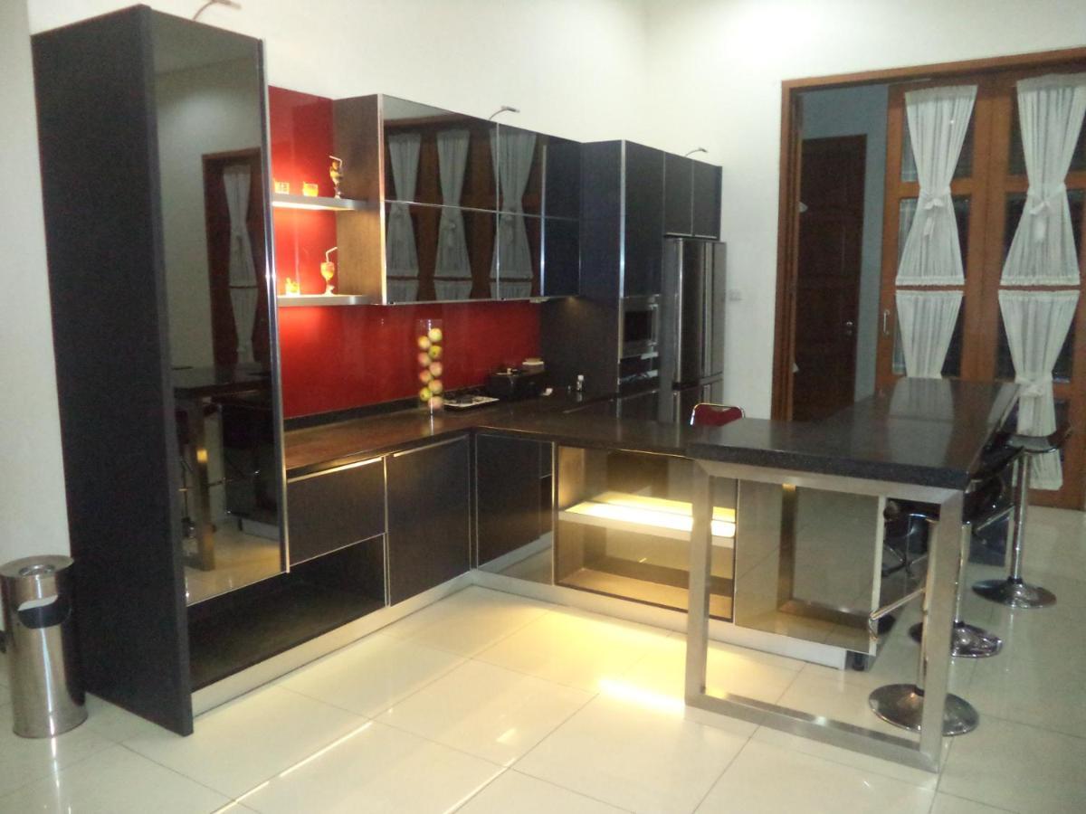 Alloro Guesthouse Pacitan Eksteriør billede