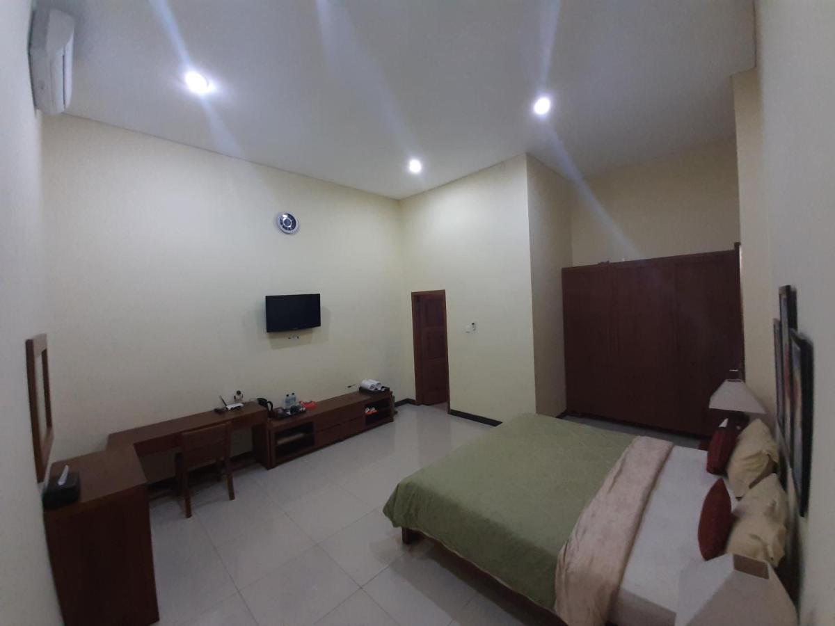 Alloro Guesthouse Pacitan Eksteriør billede