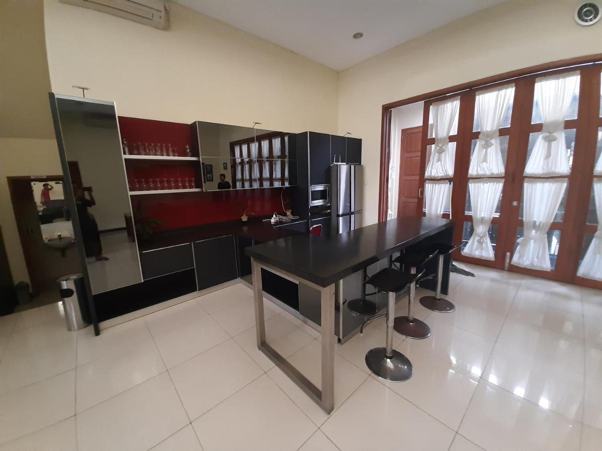 Alloro Guesthouse Pacitan Eksteriør billede