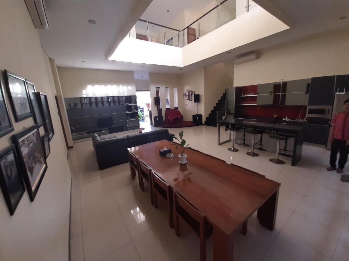 Alloro Guesthouse Pacitan Eksteriør billede