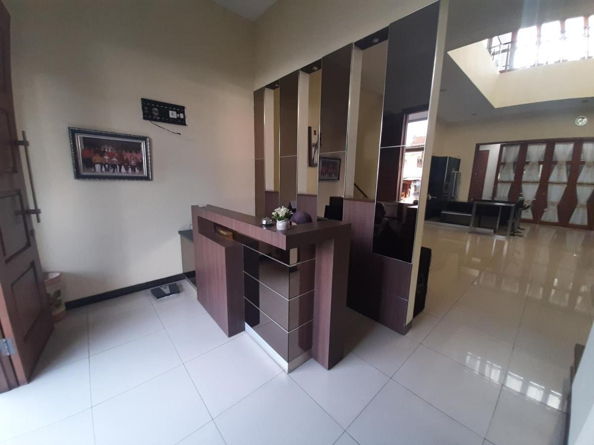 Alloro Guesthouse Pacitan Eksteriør billede