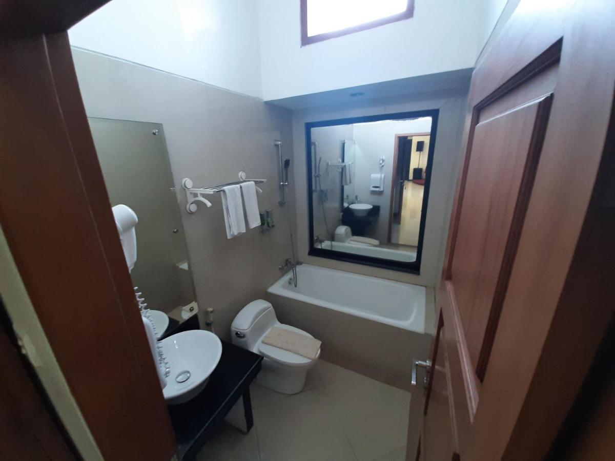 Alloro Guesthouse Pacitan Eksteriør billede