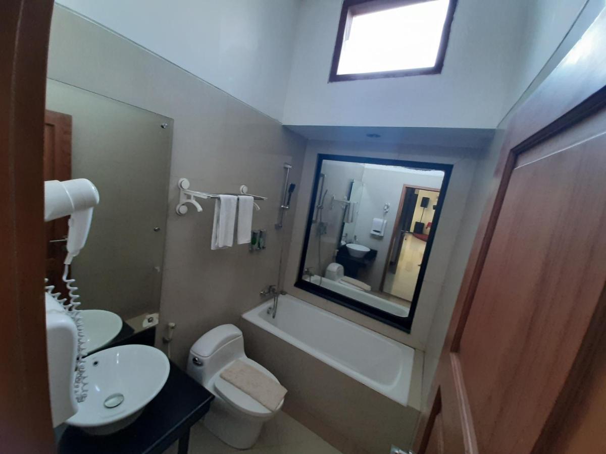Alloro Guesthouse Pacitan Eksteriør billede