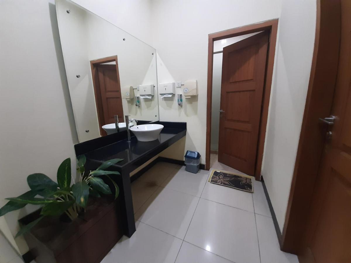 Alloro Guesthouse Pacitan Eksteriør billede